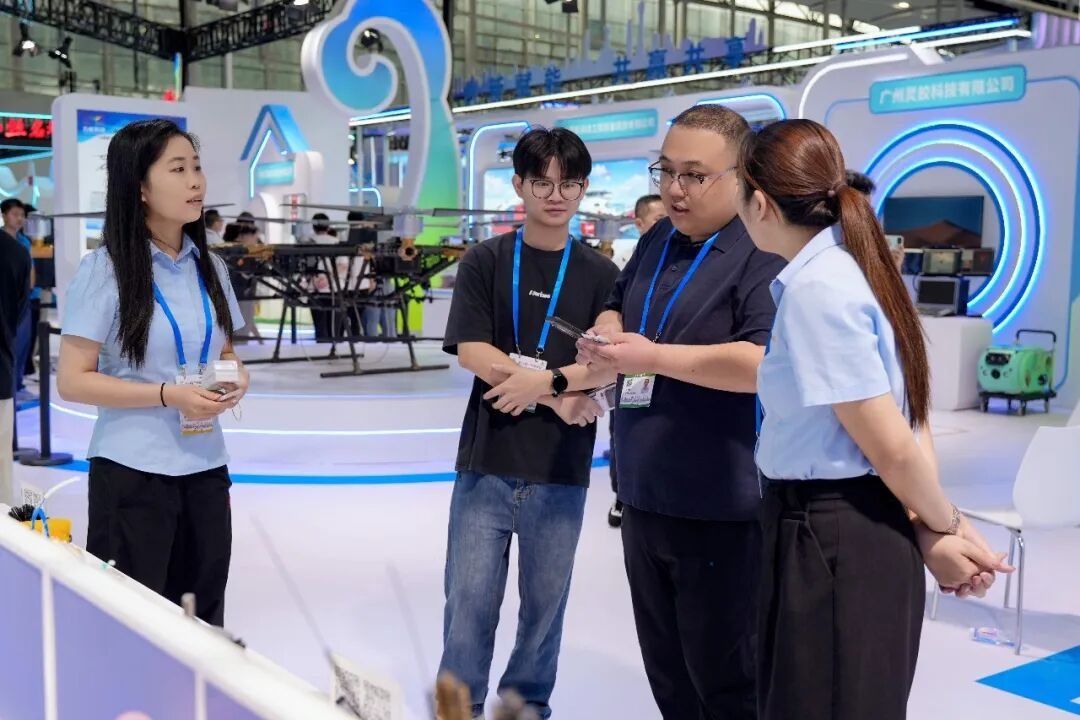 傲群刷业向海外客户介绍产品